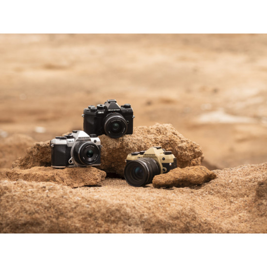 Olympus OM-5 II body silver, BLS-50 Battery, Eyecup, USB Connection Cable, Shoulder Strap