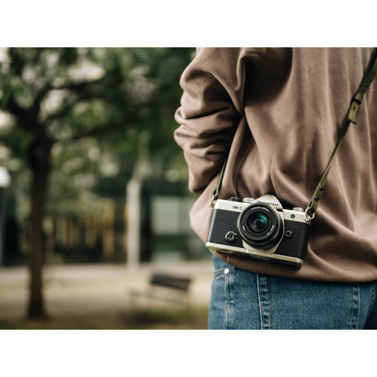 Olympus OM-System OM-3 body silver, CB-USB13 USB cable, Shoulder strap, Instruction manual, Warranty