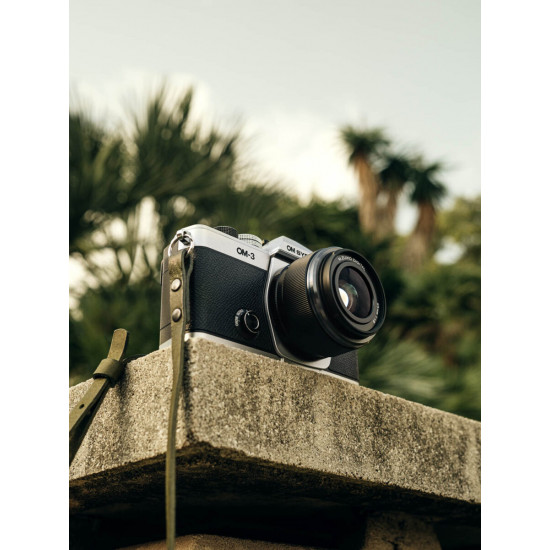 Olympus OM-System OM-3 body silver, CB-USB13 USB cable, Shoulder strap, Instruction manual, Warranty