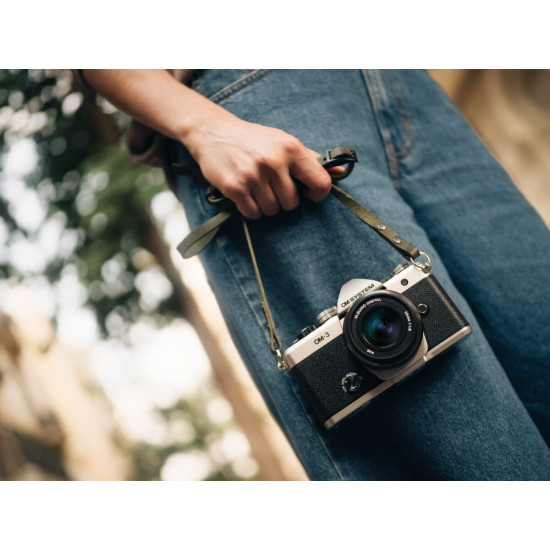 Olympus OM-System OM-3 body silver, CB-USB13 USB cable, Shoulder strap, Instruction manual, Warranty